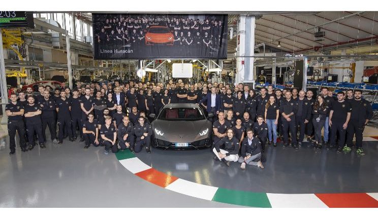 Lamborghini celebrating 14,022 Lamborghini Hurac?n (2)