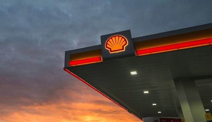 shell-station-with-the-sky-in-background