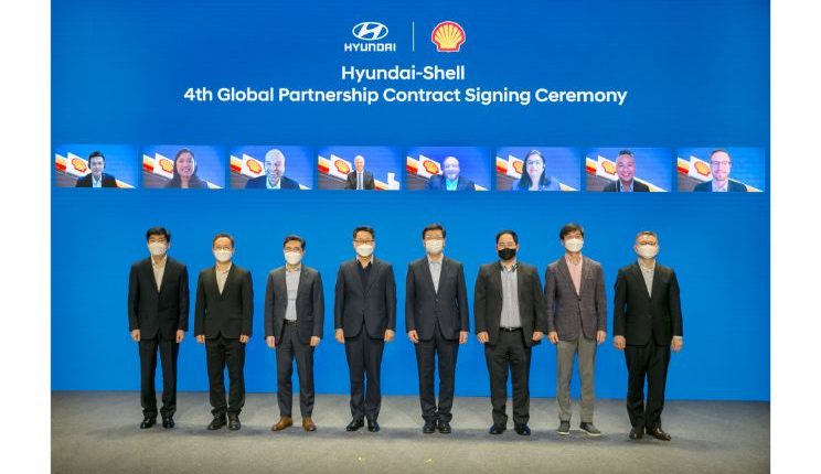 Photo at the event (4th from left, Un Soo Kim, EVP)