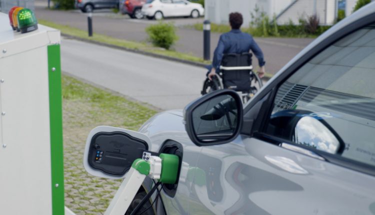 فورد تساعد السائقين من ذوي الاحتياجات الخاصة من خلال محطة شحن آلية