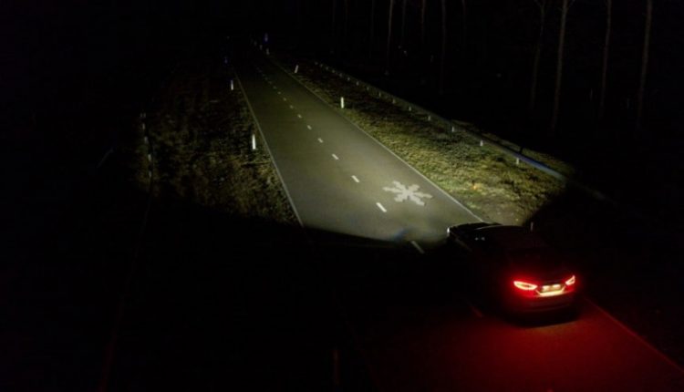 تقنية فورد الجديدة للإضاءة الأمامية تساعد السائقين في إبقاء نظرهم على الطريق