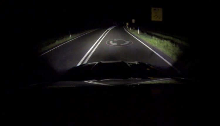 تقنية فورد الجديدة للإضاءة الأمامية تساعد السائقين في إبقاء نظرهم على الطريق