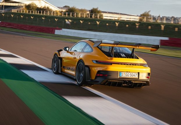 سيارة بورشه 911 GT3RS الجديدة: السباقات بمنظار احترافي
