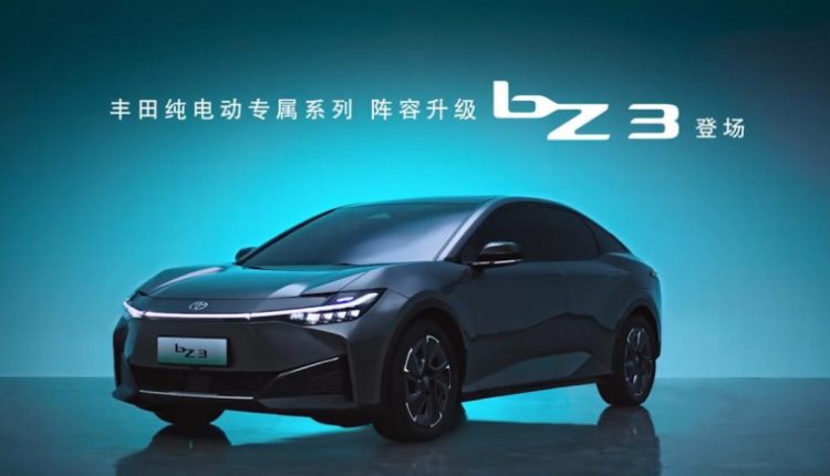 تويوتا تنتج سيارة سيدان كهربائية تعمل ببطاريات BYD في الصين