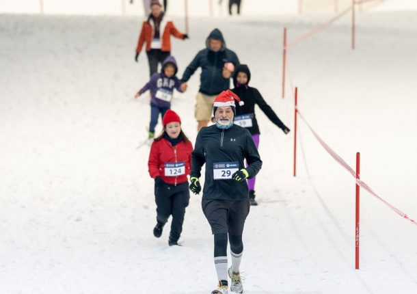مئات المشاركين تنافسوا على المنحدرات الثلجية في “سكي دبي” خلال مهرجان سباق المرح